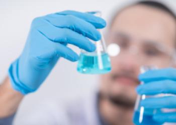 Un pharmacien inspectant des fioles