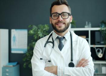 Etudiant en blouse de laboratoire