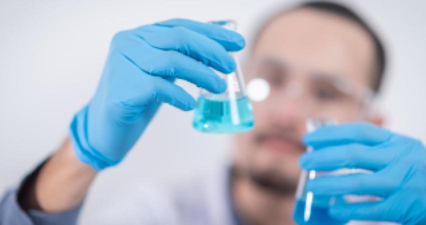 Un pharmacien inspectant des fioles