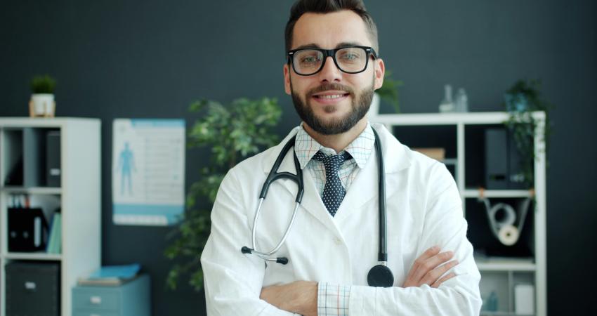 Etudiant en blouse de laboratoire